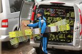 Prodejce běžek? Nikoliv. Servisman estonského týmu nakládá lyžařskou výstroj před odjezdem z Liberce.