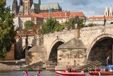 Trasa Tří jezů vede přímo skrz historické centrum Prahy, mezi Malou Stranou, Starým Městem, pod Karlovým mostem.