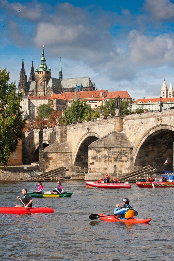 Trasa Tří jezů vede přímo skrz historické centrum Prahy, mezi Malou Stranou, Starým Městem, pod Karlovým mostem.