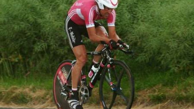 Německý cyklista Jan Ullrich ukořistil vítězství v závodě Kolem Švýcarska až v závěrečné časovce.