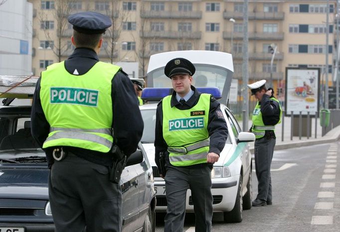 Dopravní policisté v pohotovosti.