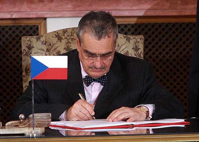 8. července 2008: Karel Schwarzenberg podepisuje v Černínském paláci smlouvu o umístění americké radarové základny na Brdech.