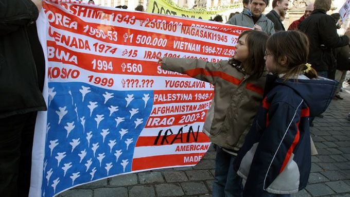 Demonstranté nesli i tuto podobu americké vlajky, na níž byly počty obětí konfliktů, jichž se účastnila americká armáda.