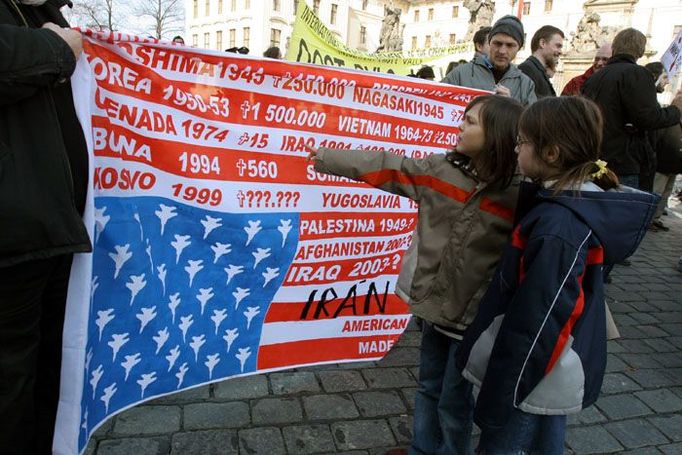 Demonstranté nesli i tuto podobu americké vlajky, na níž byly počty obětí konfliktů, jichž se účastnila americká armáda.