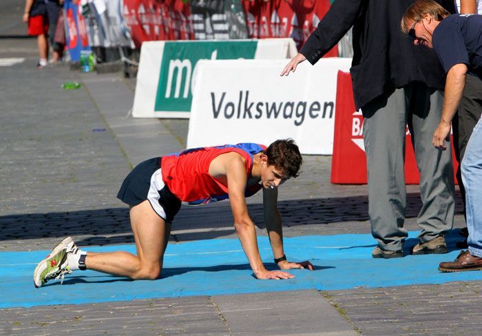 Běžci a běžkyně v ulicích Prahy