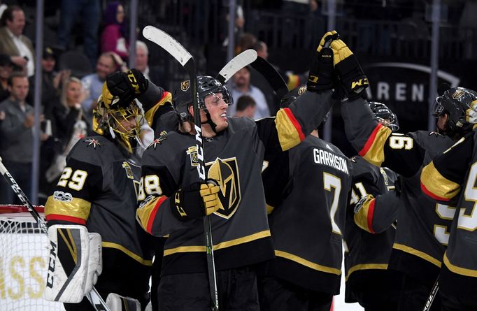 Las Vegas se raduje z první domácí výhry v NHL (Marc-Andre Fleury, Nate Schmidt a Jason Garrison)