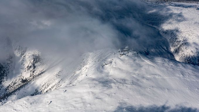 Vrchol Sněžky. Krajina Krkonošského národního parku na leteckém snímku.