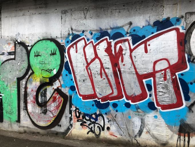 Graffiti všude a zdrcující většinou hnusné.