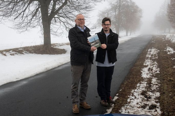 Autoři knihy "Bruntálsko. Alternativní fotografický průvodce. Na snímku: Jiří Siostrzonek (vlevo) a Ondřej Durczak