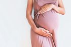 Ženy chtějí být krásné i v porodnici a při kojení, říká autorka porodních šatů