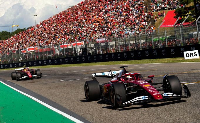 Charles Leclerc a Lewis Hamilton, Ferrari ve VC Emilie-Romagny F1 2025