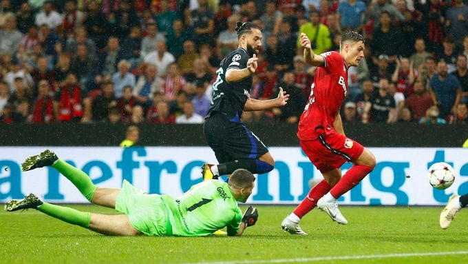 Patrik Schick (v červeném) sice překonal brankáře, míč do sítě ale nedopravil. Přesto Leverkusen nakonec porazil Atlético.
