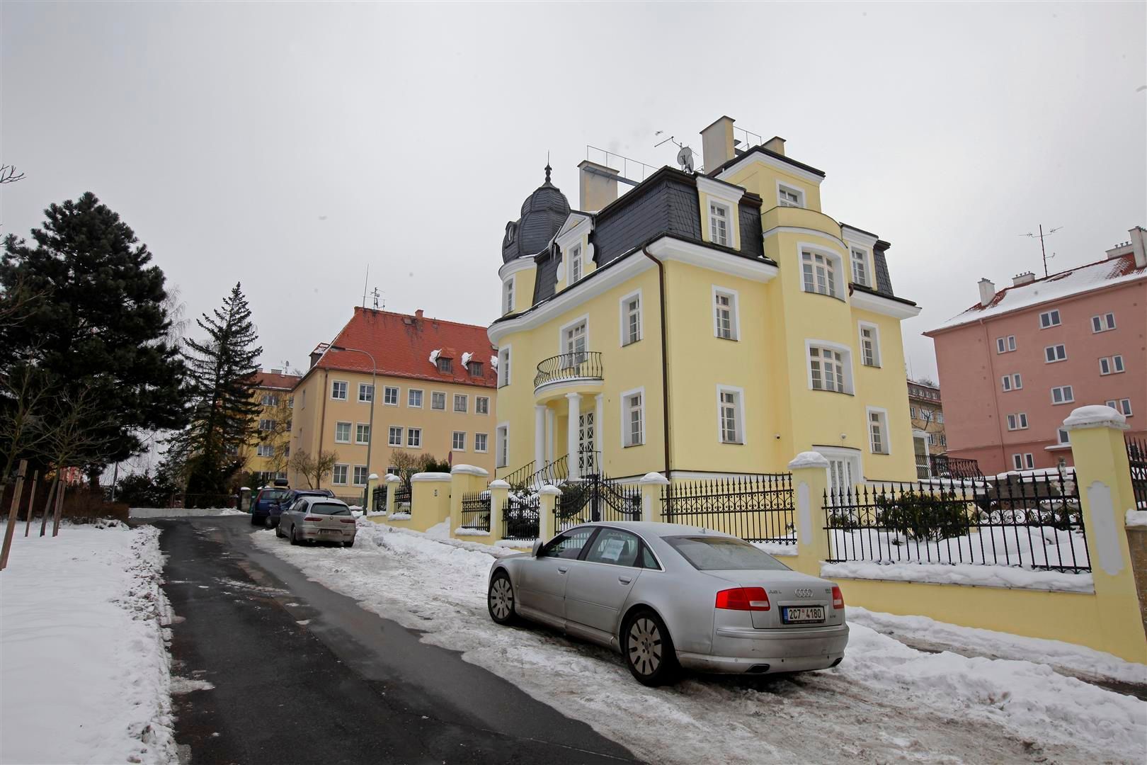 Karlovy Vary, dům, ázerbájdžánský majitel, Machir Rafijev, ministerstvo financí Ázerbajdžánu, dům předtím patřil mladší dceři prezidenta Alijeva, Palackého nám. 1358/8.