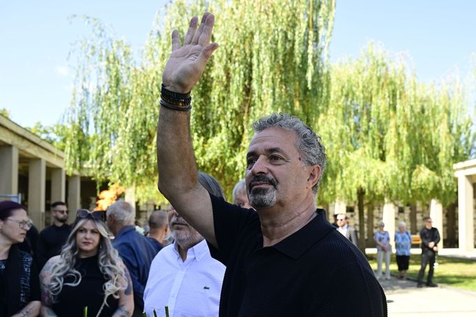 Rozloučení s hercem Jiřím Krampolem se konalo v pátek ve smuteční síni strašnického krematoria v Praze. Dorazil i herec Martin Dejdar.