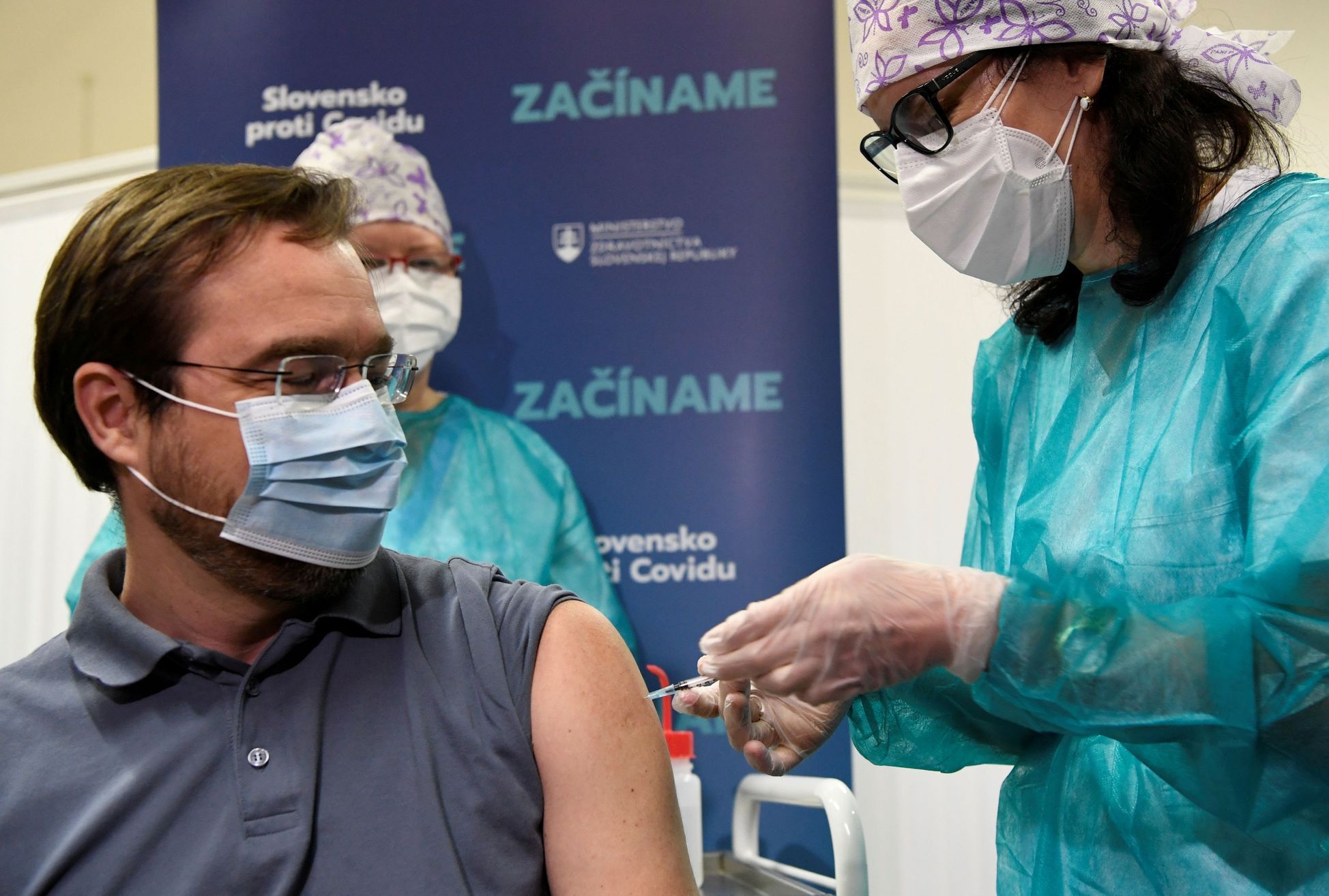 Odcházející slovenský ministr zdravotnictví Marek Krajčí v prosinci 2020 na očkování proti koronaviru.