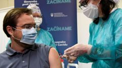 Odcházející slovenský ministr zdravotnictví Marek Krajčí v prosinci 2020 na očkování proti koronaviru.