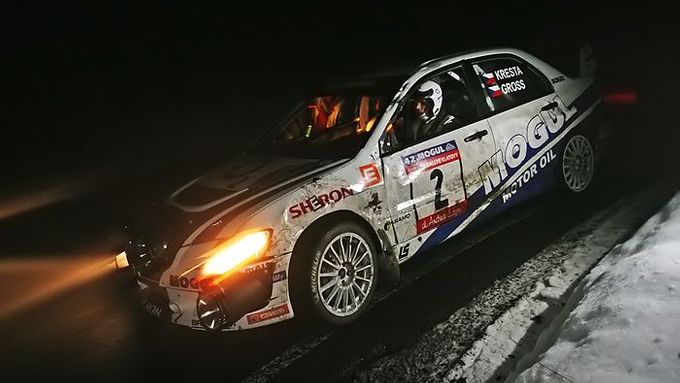 Roman Kresta při sjezdu do cíle kritické 6. rychlostní zkoušky.