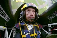 Akrobatický pilot Šonka skončil v Německu třetí, ale udržel vedení v celkovém seriálu