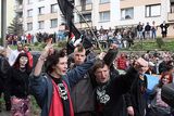 Extremistům se v Krupce postavila asi desítka anarchistů