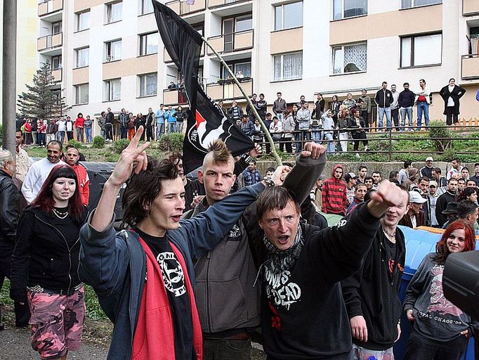 Extremistům se v Krupce postavila asi desítka anarchistů