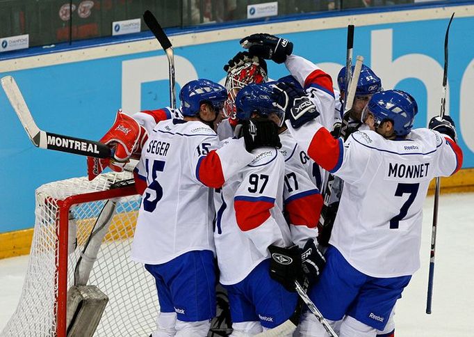 Radostí zdvižené hokejky švýcarského týmu. HC Slavia Praha - ZSC Lions Curych 1:5.