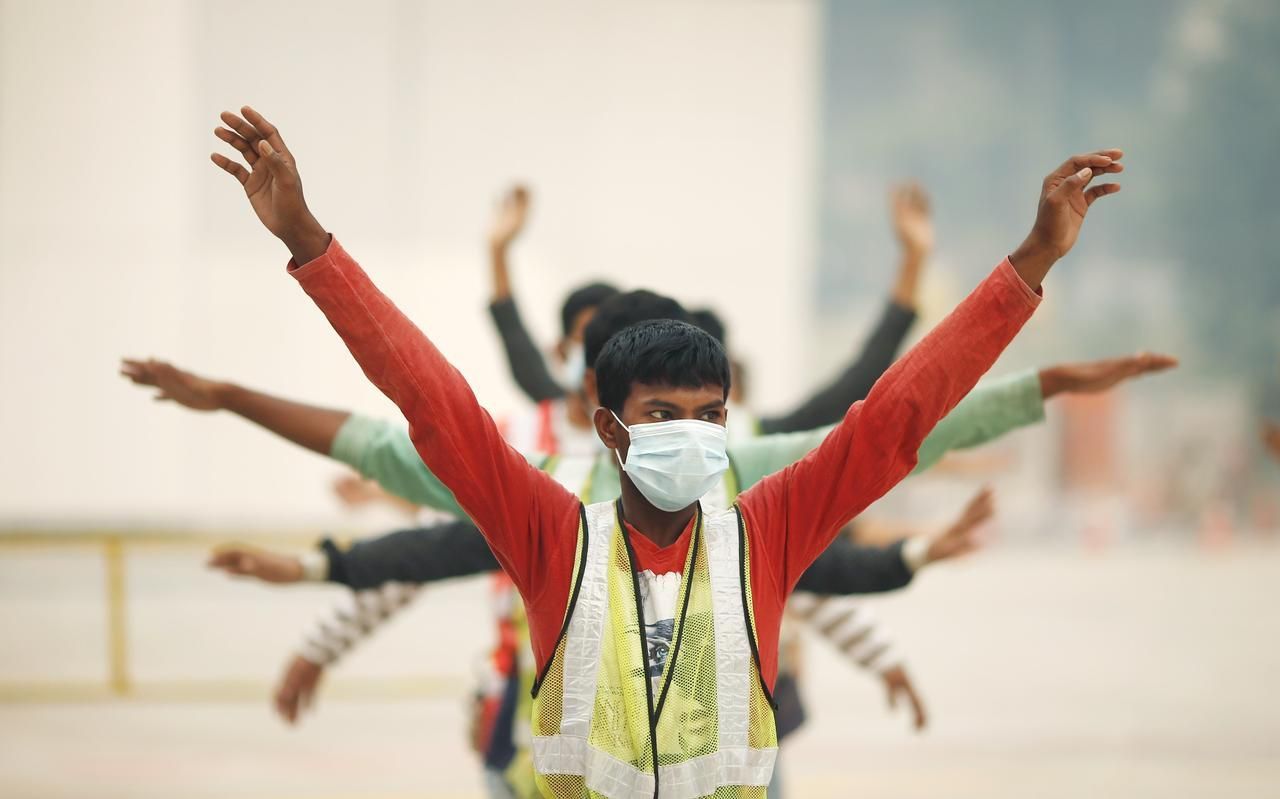 Znečištění ovzduší v Singapuru - ranní rozcvička dělníků