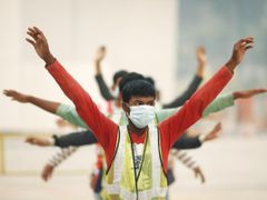 V maskách probíhají i ranní rozcvičky singapurských dělníků 