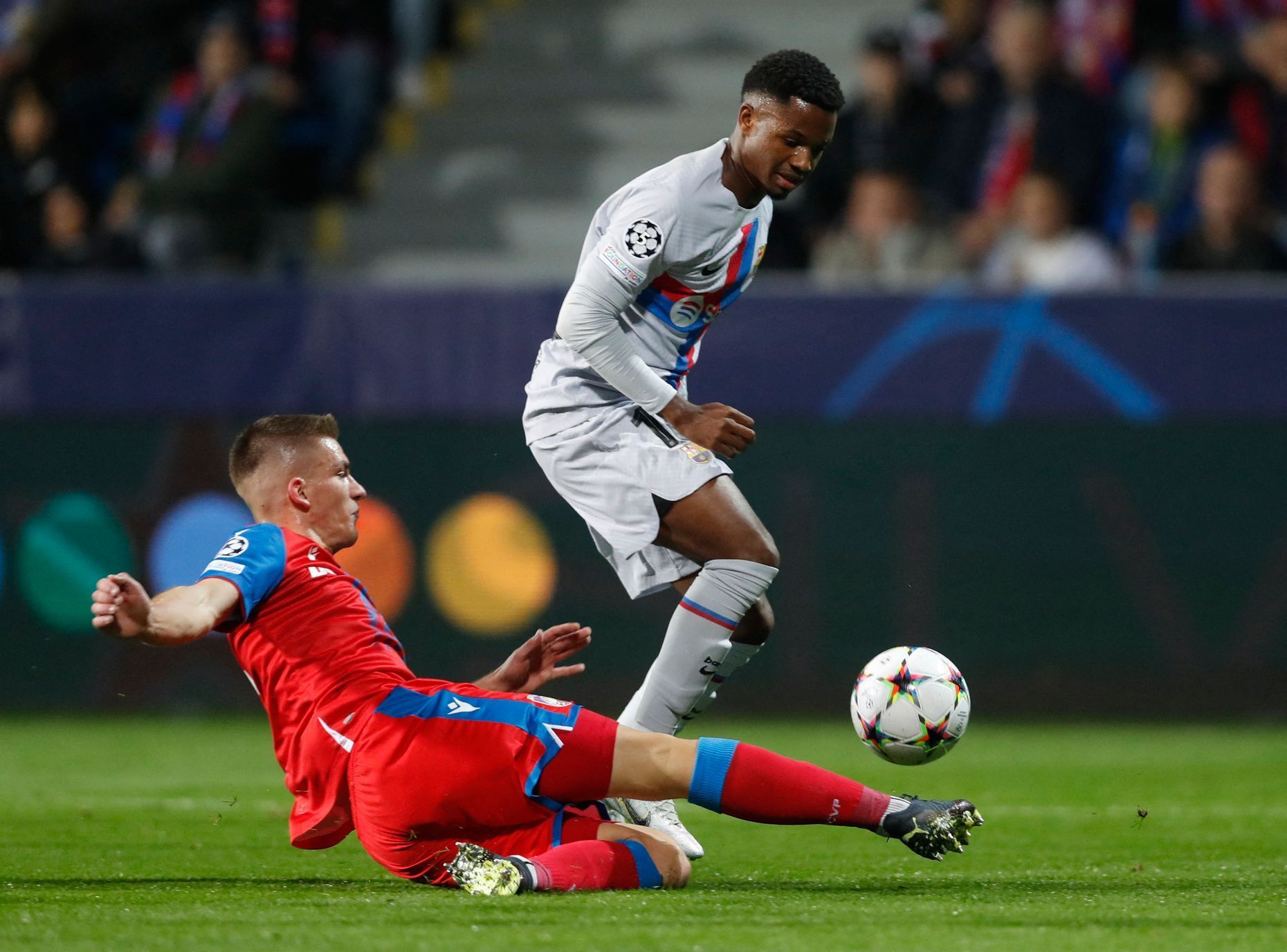 Libor Holík a Ansu Fati v zápase LM Plzeň - Barcelona