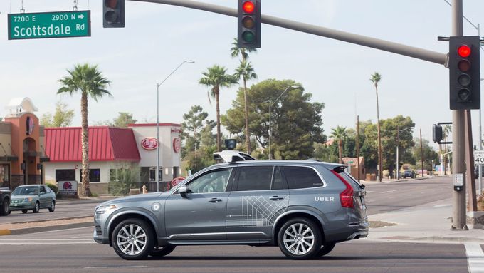 Samořiditelný vůz provozovaný společností Uber na archivním snímku v ulicích arizonského Scottsdale.
