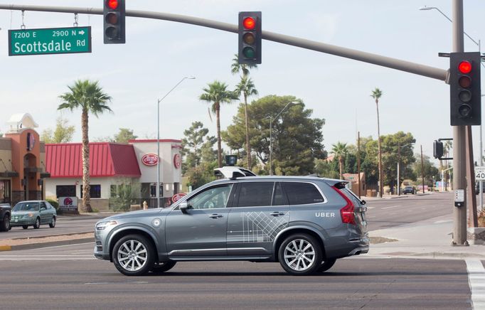 Samořiditelný vůz provozovaný společností Uber na archivním snímku v ulicích arizonského Scottsdale.