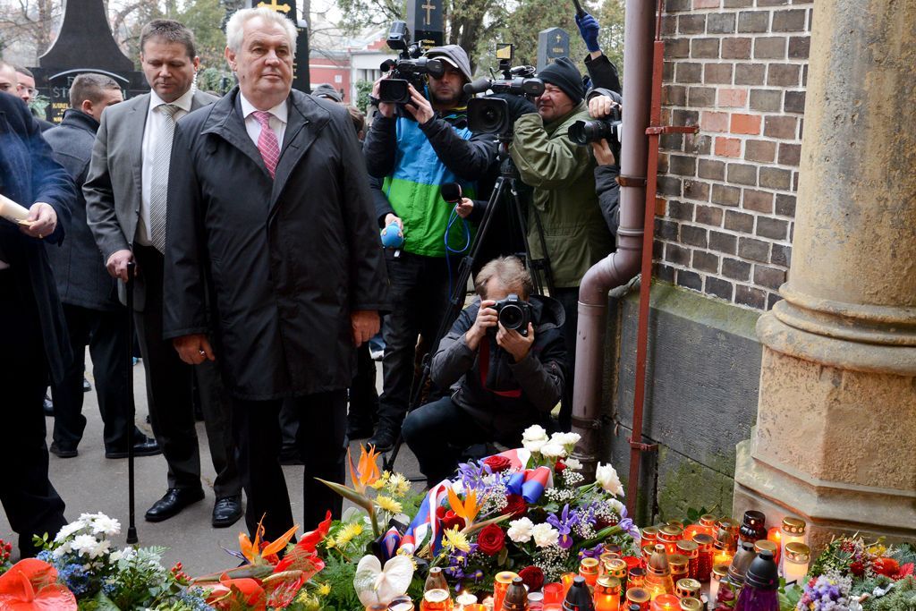 zeman položil květiny na hrob Václava Havla