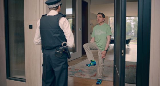 Tom Basden coby policista a Rowan Atkinson jako Trevor.