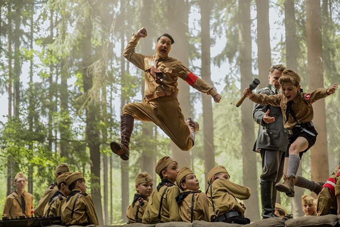 Taika Waititi jako Adolf Hitler.