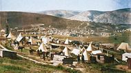 Krymský poloostrov ve starověku zvaný Tauris, leží mezi Černým a Azovským mořem. Snímek zachycuje tábor 5. dragounské gardy a pohled na vesnici Kadikoi na Krymu během krymské války,