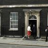 Brownovi právě vstupují do Downing Street číslo 10