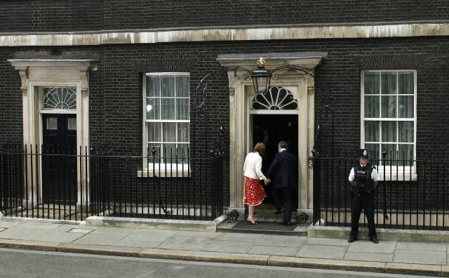 Brownovi právě vstupují do Downing Street číslo 10