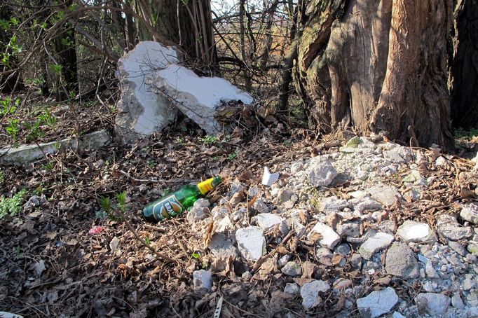 Ulice Bulovka, jež vede dolů k řece: skočíte o století zpět, ale tehdy tam asi nebyl tak strašný bordel.