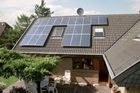 Solární lavina. Panely na střechy chtějí tisíce rodin