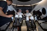 Astronauti NASA Robert Behnken a Douglas Hurley na palubě Crew Dragon, vesmírné lodi americké společnosti SpaceX, po přistání do Mexického zálivu.