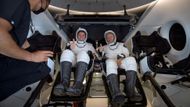 Astronauti NASA Robert Behnken a Douglas Hurley na palubě Crew Dragon, vesmírné lodi americké společnosti SpaceX, po přistání do Mexického zálivu.