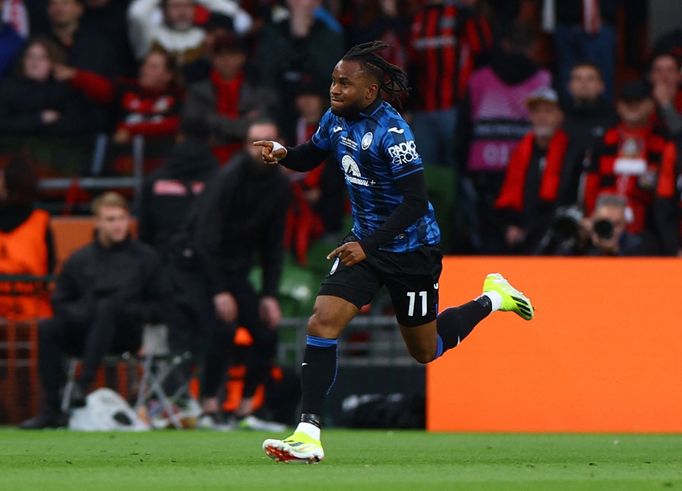 Ademola Lookman slaví gól ve finále EL Atalanta Bergamo - Bayer Leverkusen.