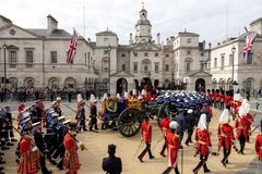 Rakev s královnou byla uložena do krypty na Windsoru, spočinula vedle prince Philipa