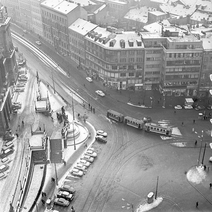 Historická fotografie zachycující provoz tramvajové linky na Václavském náměstí, která zde byla v provozu mezi lety 1884-1980.