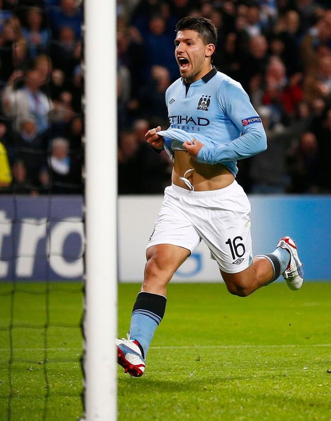 Fotbalista Manchesteru City Sergio Aguero slaví gól v utkání proti Ajaxu Amsterdam během Ligy mistrů 2012/13.