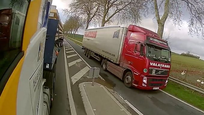 Na sociálních sítích se objevilo video, na kterém český řidič kamionu jede v protisměru na dvouproudé silnici ve Francii.