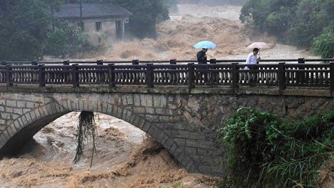Záplavy v jižní Číně: 88 mrtvých, 1,4 milionu lidí bez domova