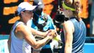 Karolína Muchová a Ashleigh Bartyová na Australian Open 2021
