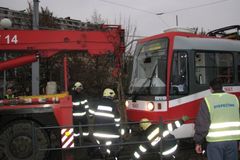 Tramvaj srazila v Praze cyklistu, na místě zemřel