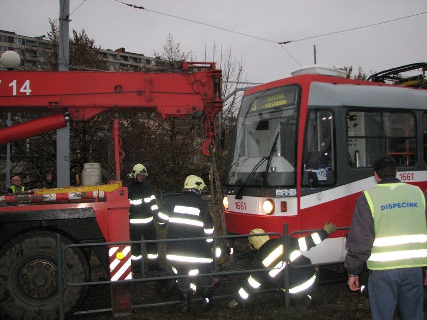 Tramvaj přejela chlapci nohu, nejspíš o ni přijde