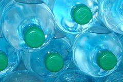 V bohatých zemích se pije méně vody z PET lahví